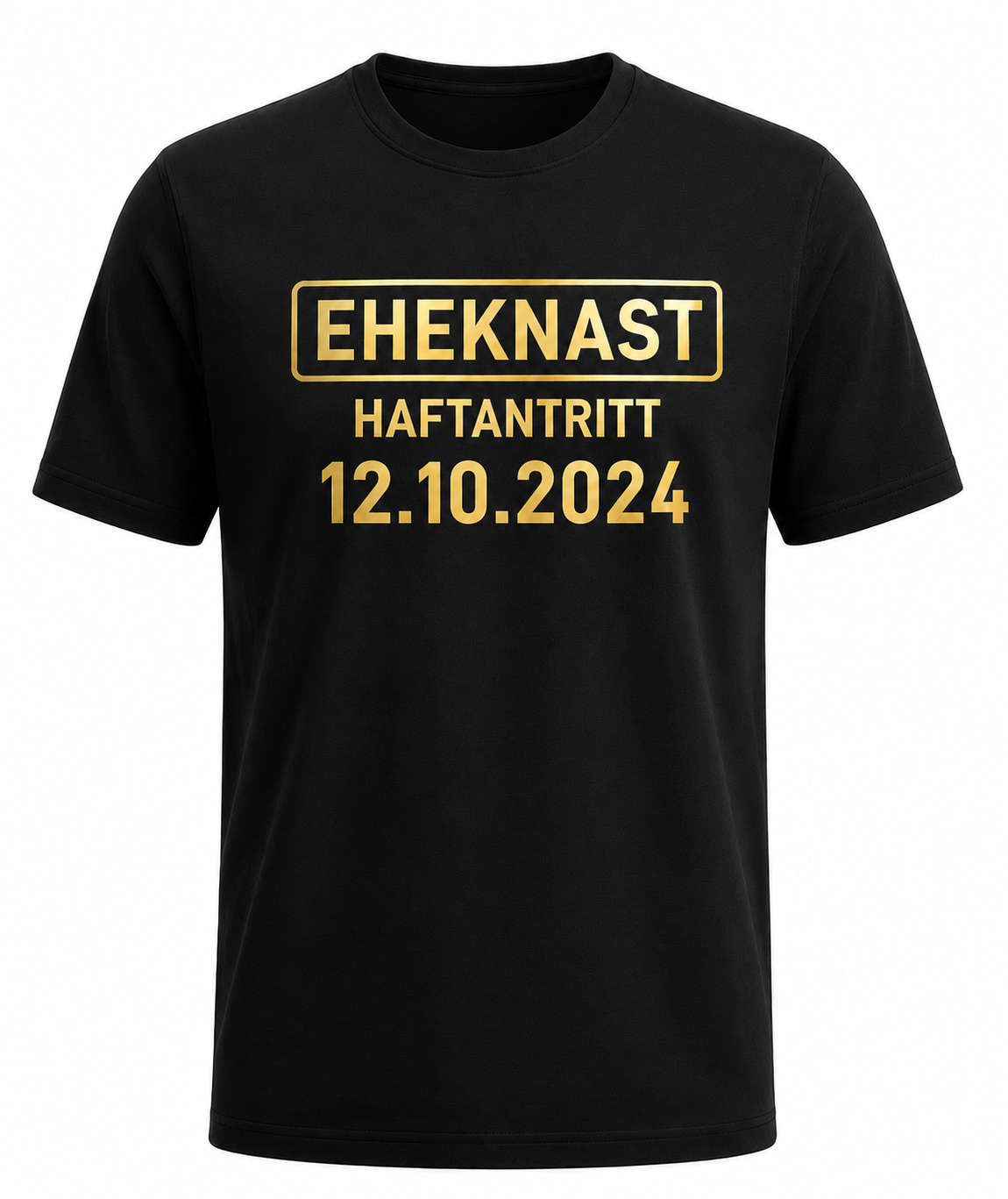 Schwarzes Eheknast JGA Shirt mit goldener Plotterveredelung und personalisiertem Haftantritt-Datum für den Bräutigam.