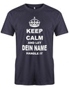Lustiges Sprüche Shirt - Keep Calm and let WUNSCHNAME handle it. Personalisiert mit Name. Navy