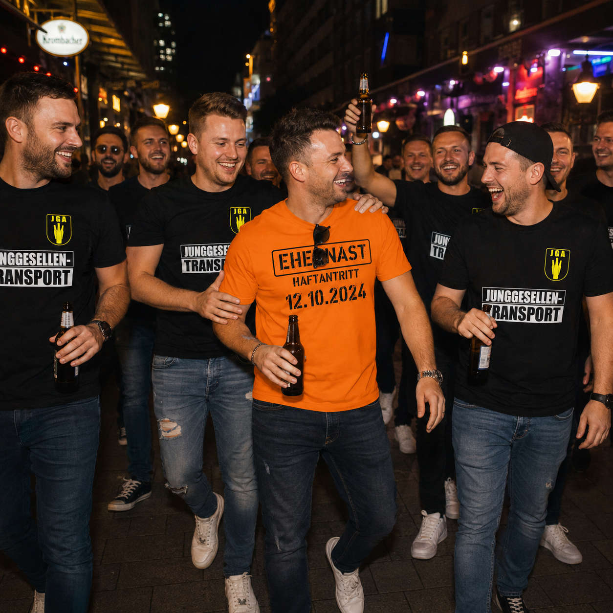 Junggesellenabschied am Abend mit „Eheknast“ Shirt für den Bräutigam und „Junggesellen-Transport“ Shirts für die Gruppe.