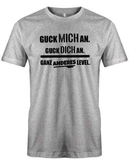 Guck mich an. Guck dich an. Ganz anderes Level - Lustige Sprüche - Herren T-Shirt