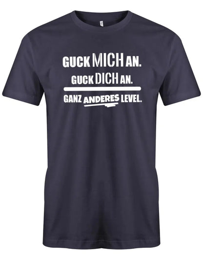 Guck mich an. Guck dich an. Ganz anderes Level - Lustige Sprüche - Herren T-Shirt