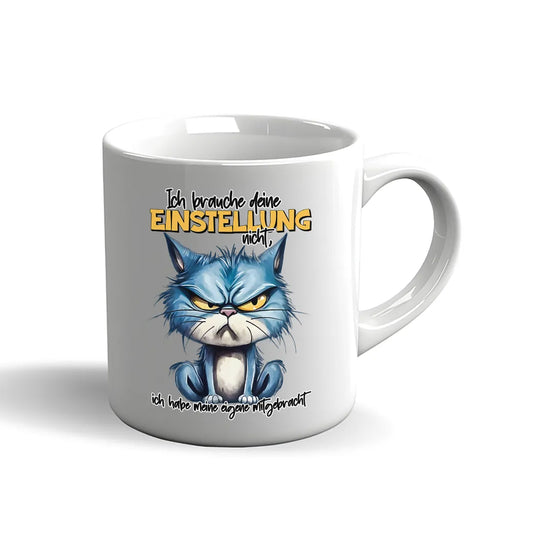 Witzige Katzen Tasse mit dem Spruch „Ich brauche deine Einstellung nicht – ich habe meine eigene mitgebracht“.