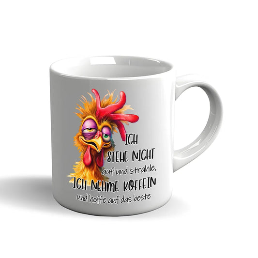 Witzige Huhn Tasse mit dem Spruch „Ich stehe nicht auf und strahle, ich nehme Koffein“.