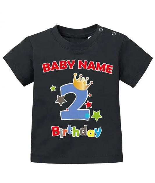 Zweiter Geburtstag mit Wunschnamen - Junge - Geburtstag Shirt 2 - Baby T-Shirt