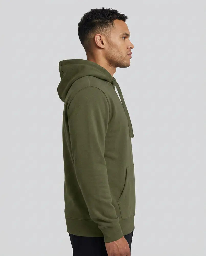 Einfarbiger Basic Unisex Hoodie in Olivgrün, Seitenansicht am Model getragen