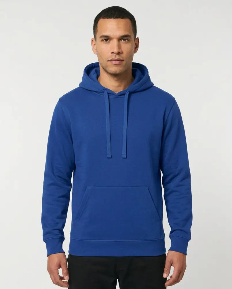 Einfarbiger Basic Unisex Hoodie in Royalblau, vorne am Model getragen