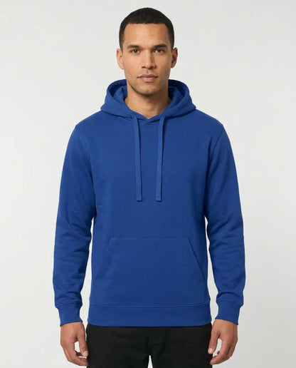 Einfarbiger Basic Unisex Hoodie in Royalblau, vorne am Model getragen