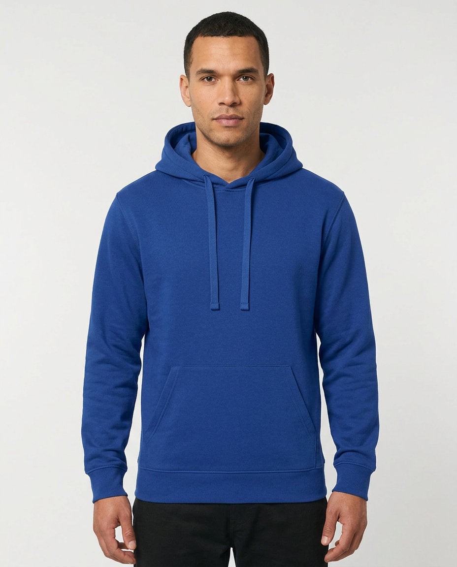 Einfarbiger Basic Unisex Hoodie in Royalblau, vorne am Model getragen