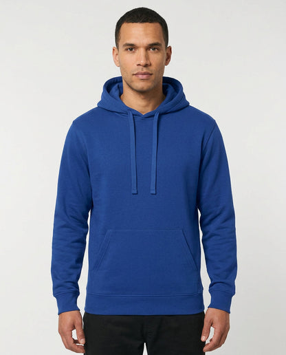 Einfarbiger Basic Unisex Hoodie in Royalblau, vorne am Model getragen