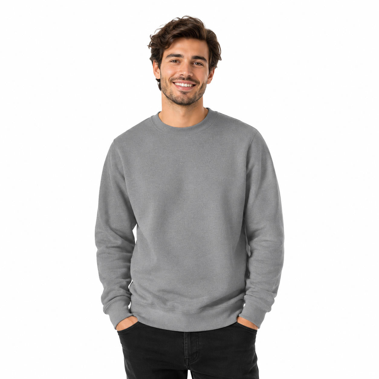Mann trägt grauen Basic Unisex Pullover in Vorderansicht vor weißem Hintergrund