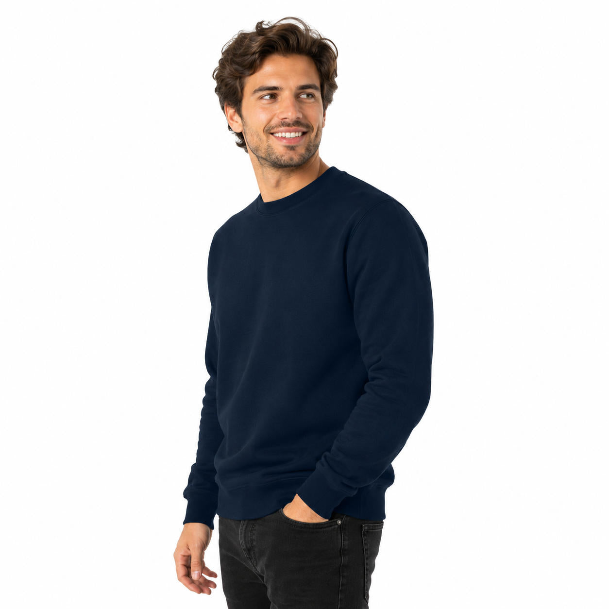 Mann trägt navyfarbenen Basic Unisex Pullover in seitlicher Ansicht vor weißem Hintergrund
