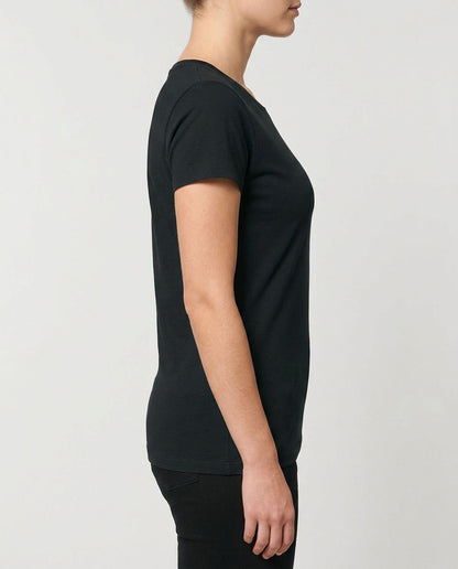 Damen T-Shirt unbedruckt in Schwarz, taillierter Schnitt, Seitenansicht am Model