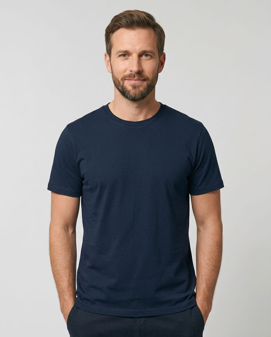 Herren T-Shirt unbedruckt in Navy, klassische gerade Passform, vorne am Model getragen