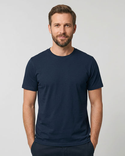 Herren T-Shirt unbedruckt in Navy, klassische gerade Passform, vorne am Model getragen