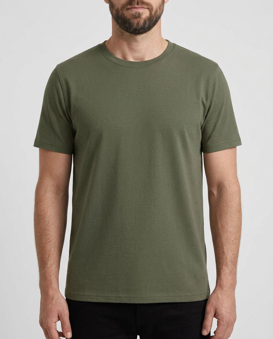 Herren T-Shirt unbedruckt in Olivgrün, klassische gerade Passform, vorne am Model getragen