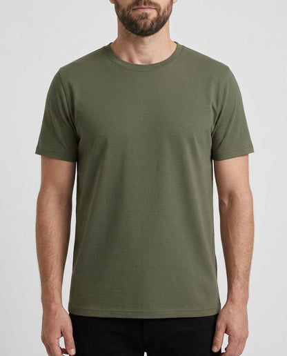 Herren T-Shirt unbedruckt in Olivgrün, klassische gerade Passform, vorne am Model getragen