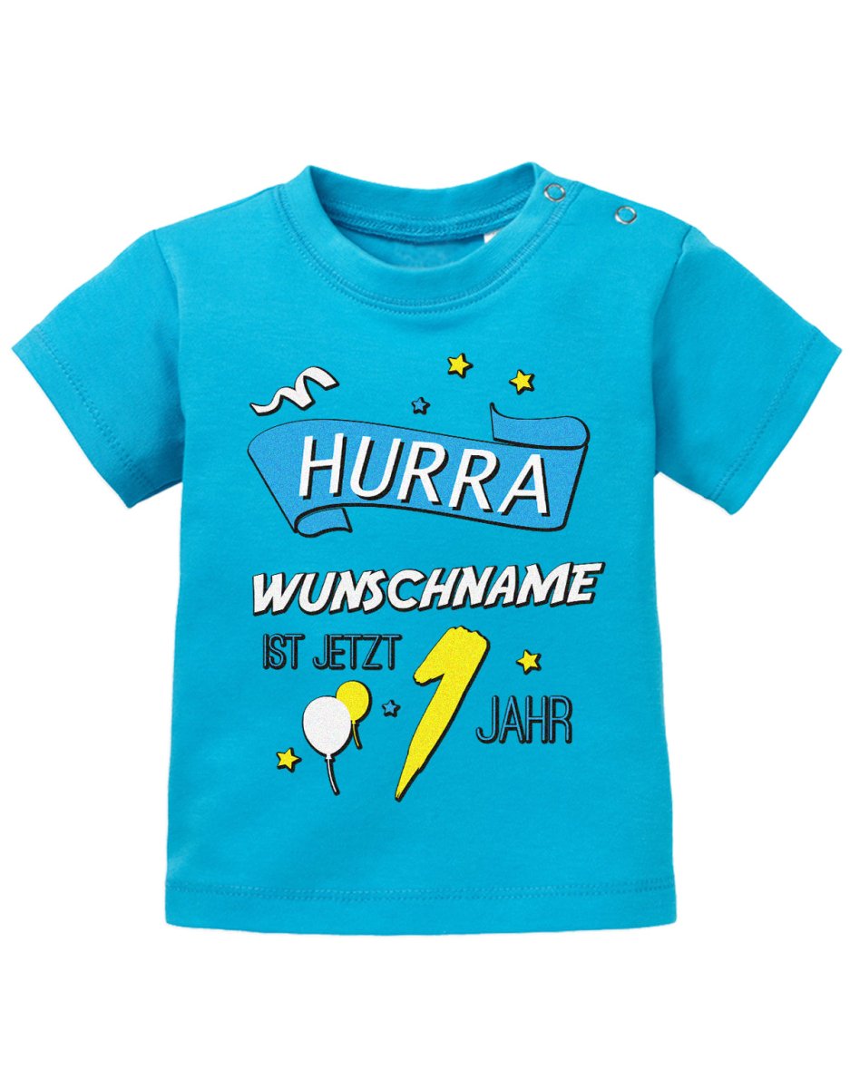 Hurra Name vom Kind ist jetzt 1 Jahr - personalisiert mit Name - Jungen Baby T-Shirt - T-Shirt bedrucken mit lustigen Sprüchen bei - myShirtStore