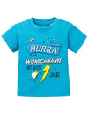 Hurra Name vom Kind ist jetzt 1 Jahr - personalisiert mit Name - Jungen Baby T-Shirt - T-Shirt bedrucken mit lustigen Sprüchen bei - myShirtStore