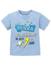 Hurra Name vom Kind ist jetzt 1 Jahr - personalisiert mit Name - Jungen Baby T-Shirt - T-Shirt bedrucken mit lustigen Sprüchen bei - myShirtStore