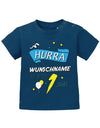 Hurra Name vom Kind ist jetzt 1 Jahr - personalisiert mit Name - Jungen Baby T-Shirt - T-Shirt bedrucken mit lustigen Sprüchen bei - myShirtStore