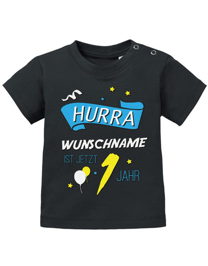 Hurra Name vom Kind ist jetzt 1 Jahr - personalisiert mit Name - Jungen Baby T-Shirt - T-Shirt bedrucken mit lustigen Sprüchen bei - myShirtStore