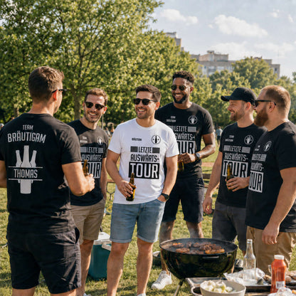 JGA Shirts Männer Fußball Motto beim Grillen im Park mit weißem Bräutigam Shirt und schwarzen Team Bräutigam Shirts „Letzte Auswärtstour“ personalisiert mit Name.