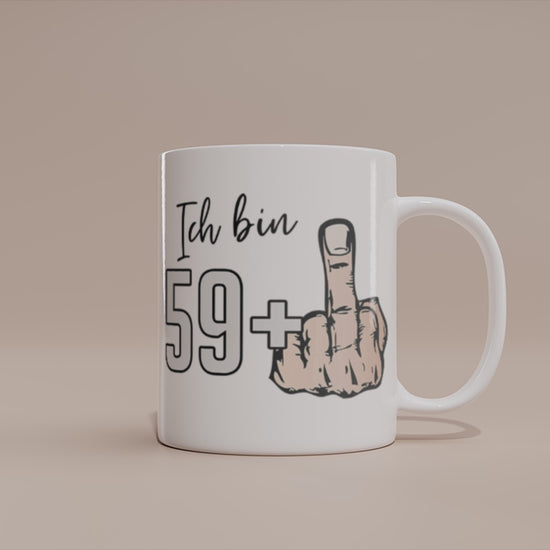 Video: Witzige Tasse mit Spruch „Ich bin 59+ Mittelfinger“. Herren
