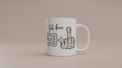 Video: Witzige Tasse mit Spruch „Ich bin 59+ Mittelfinger“. Herren