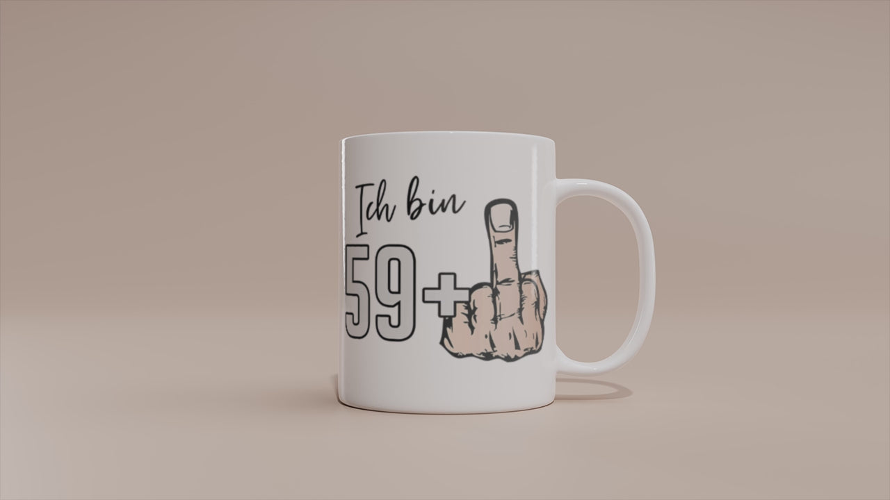 Video: Witzige Tasse mit Spruch „Ich bin 59+ Mittelfinger“. Herren