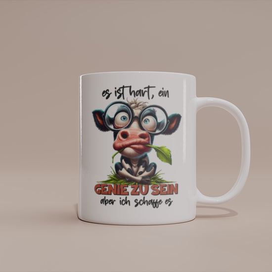 Video: Witzige Kuh Tasse mit dem Spruch „Es ist hart, ein Genie zu sein, aber ich schaffe es“