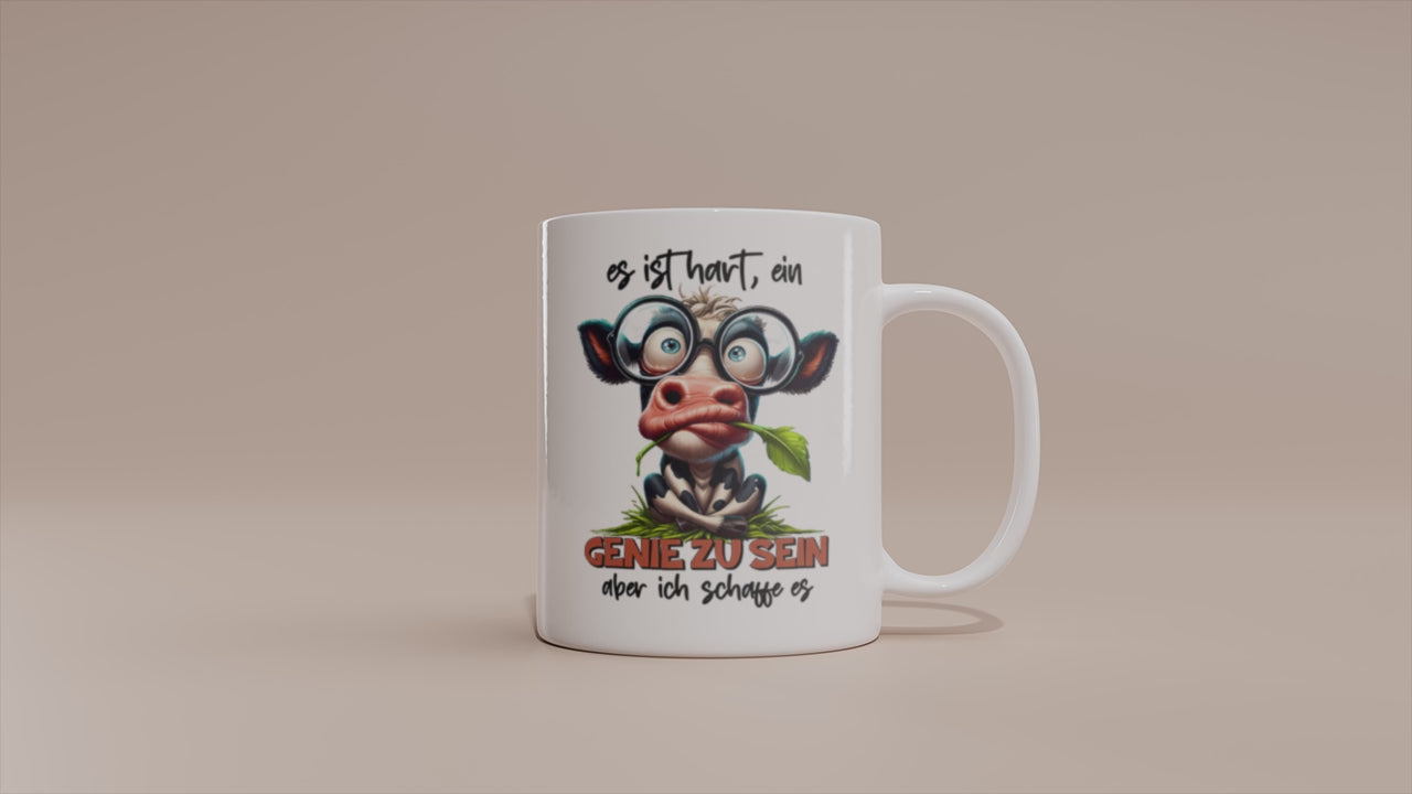 Video: Witzige Kuh Tasse mit dem Spruch „Es ist hart, ein Genie zu sein, aber ich schaffe es“