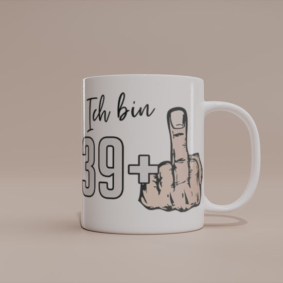 Video: Witzige Tasse mit Spruch „Ich bin 39+ Mittelfinger“. Herren