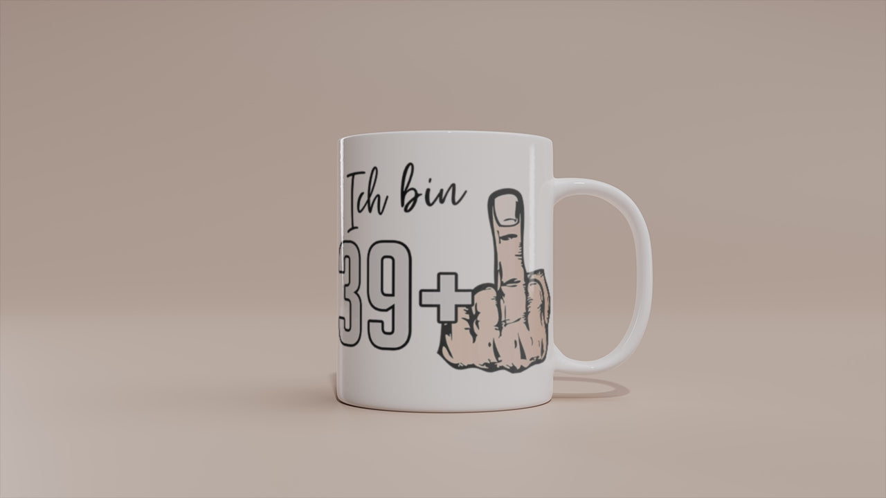 Video: Witzige Tasse mit Spruch „Ich bin 39+ Mittelfinger“. Herren