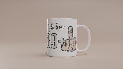 Video: Witzige Tasse mit Spruch „Ich bin 39+ Mittelfinger“. Herren