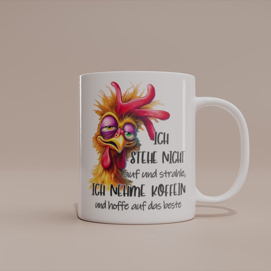 Video: Witzige Huhn Tasse mit dem Spruch „Ich stehe nicht auf und strahle, ich nehme Koffein“.