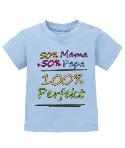 Mama und Papa Sprüche Baby Shirt. 50 Prozent Mama + 50 Prozent Papa = 100 Prozent Perfekt. hellblau