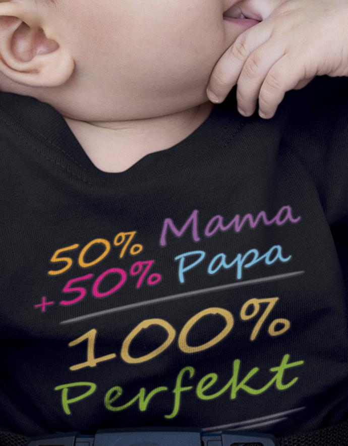 Mama und Papa Sprüche Baby Shirt. 50 Prozent Mama + 50 Prozent Papa = 100 Prozent Perfekt. 