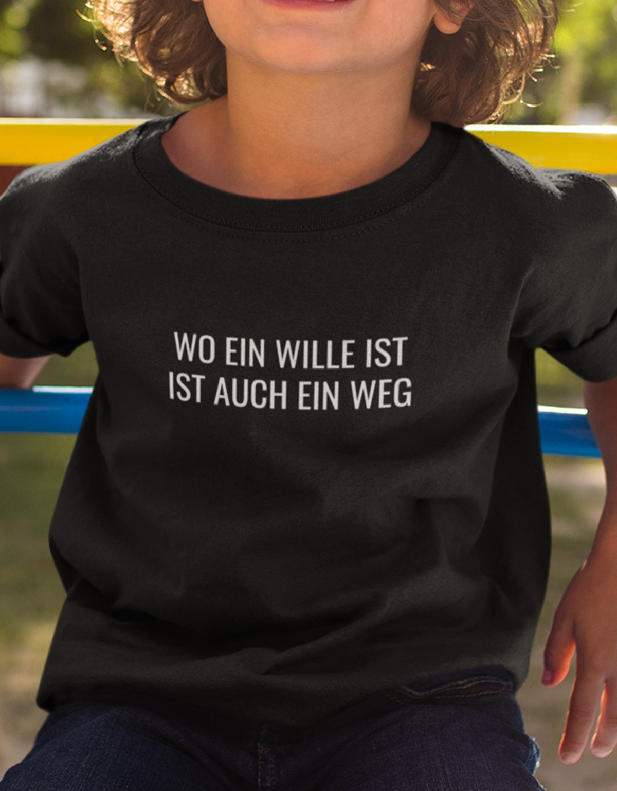 Kinder Tshirt mit Wunschtext.  Minimalistisches Design.