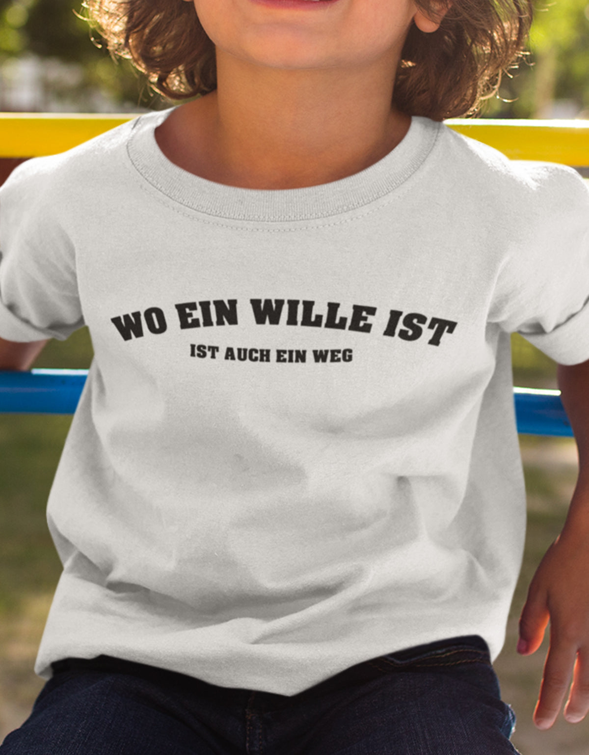Kinder Tshirt mit Wunschtext.  Abgerundeter Text im Collage-Style.