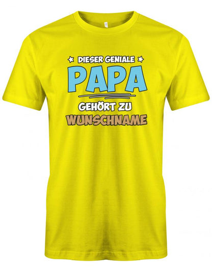 Dieser geniale Papa gehört zu Wunschname - Personalisierbar mit deinem Wunschnamen - Papa Shirt Herren myShirtStore Gelb