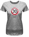Lustiges T-Shirt zum 30. Geburtstag für die Frau Bedruckt mit Herzlichen Glückwunsch 30 Verkehrsschild ab jetzt wird’s ruhiger.  Grau