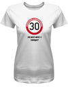 Lustiges T-Shirt zum 30. Geburtstag für die Frau Bedruckt mit Herzlichen Glückwunsch 30 Verkehrsschild ab jetzt wird’s ruhiger.  Weiss