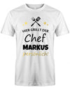 Hier-grillt-der-Chef-Wunschname-Pers-nlich-Griller-BBQ-Herren-Shirt-Weiss