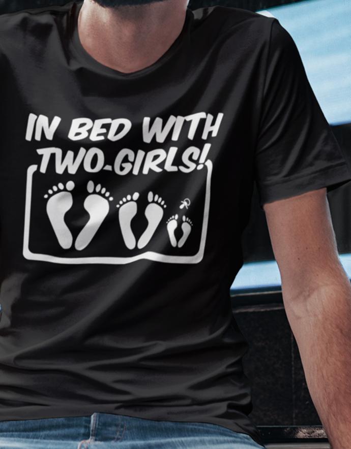 In-bed-With-Two-Girls-papa-herren-Shirt