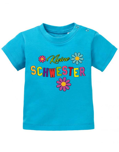 Schwester Spruch Baby Shirt. Kleine Schwester mit bunten Blümchen. Blau