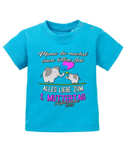 Süßes 1. Muttertagsgeschenk Baby Shirt. Du machst einen tollen Job Mama mit großen und kleinen süßen Elefanten und Herzchen. Alles Gute zum 1. Muttertag, personalisiert mit Name. Blauu