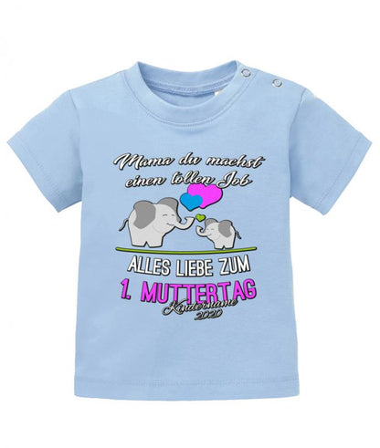 Süßes 1. Muttertagsgeschenk Baby Shirt. Du machst einen tollen Job Mama mit großen und kleinen süßen Elefanten und Herzchen. Alles Gute zum 1. Muttertag, personalisiert mit Name.  Hellblau