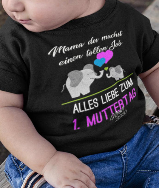 Süßes 1. Muttertagsgeschenk Baby Shirt. Du machst einen tollen Job Mama mit großen und kleinen süßen Elefanten und Herzchen. Alles Gute zum 1. Muttertag, personalisiert mit Name.