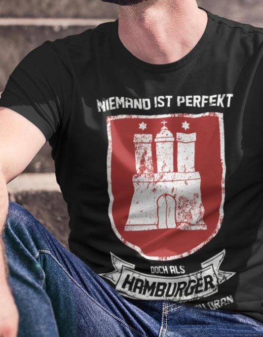 Niemand-ist-perfekt-doch-als-Hamburger-ist-man-verdammt-nah-dran-Herren-Shirt-Vorschau