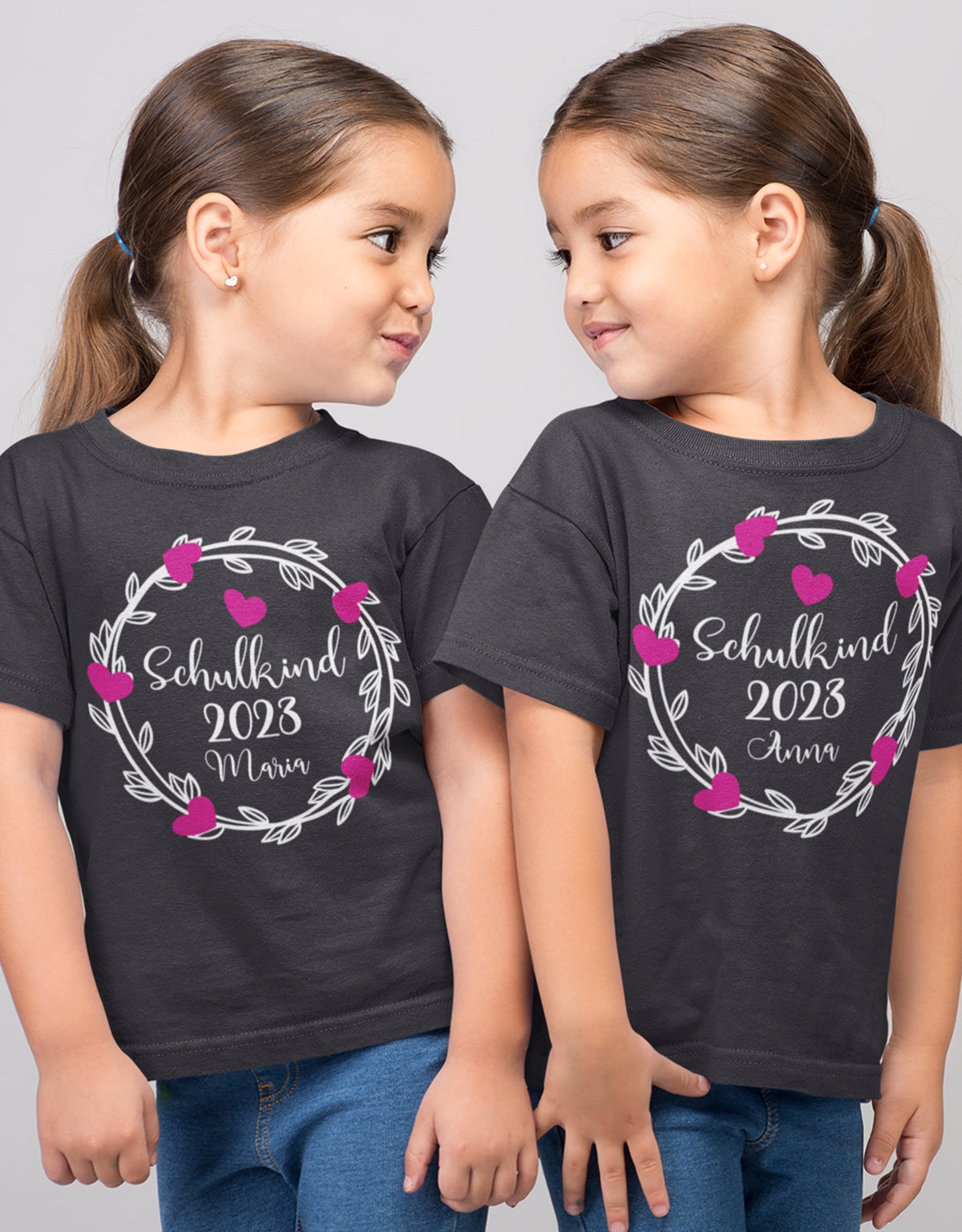 Schulkind 2023 Blumen Herzchen mit Name - Einschulung - Kinder T-Shirt 